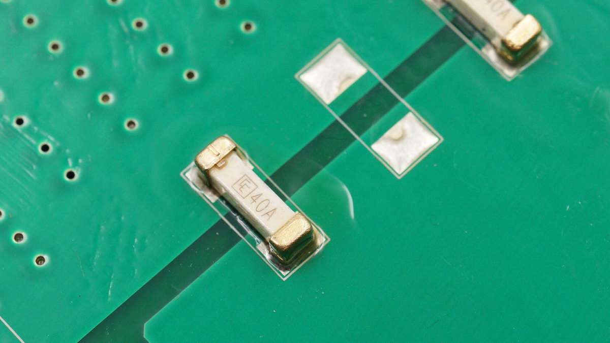 公牛便携式电源拆解,公牛1800w户外电源拆解