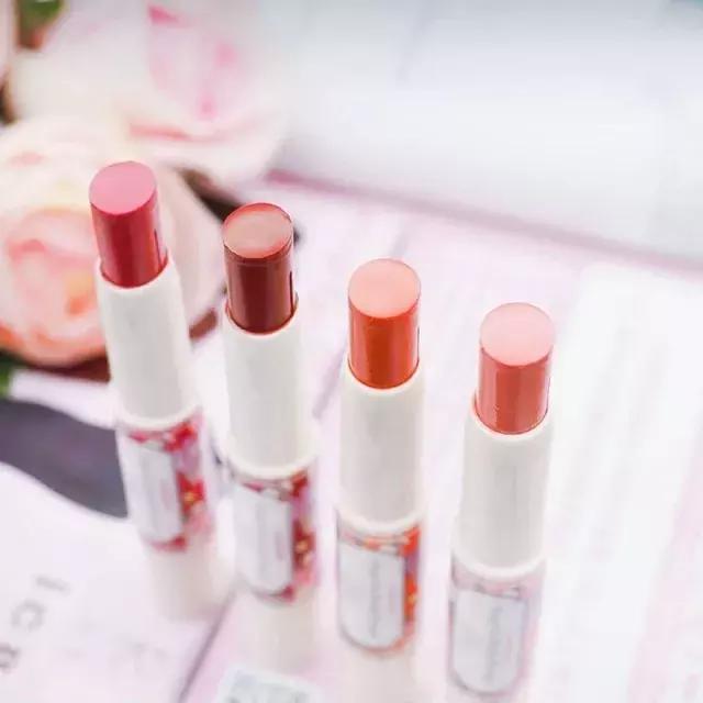 怎么让嘴唇涂完口红后显得很水润,嘴唇比较厚口红怎么涂