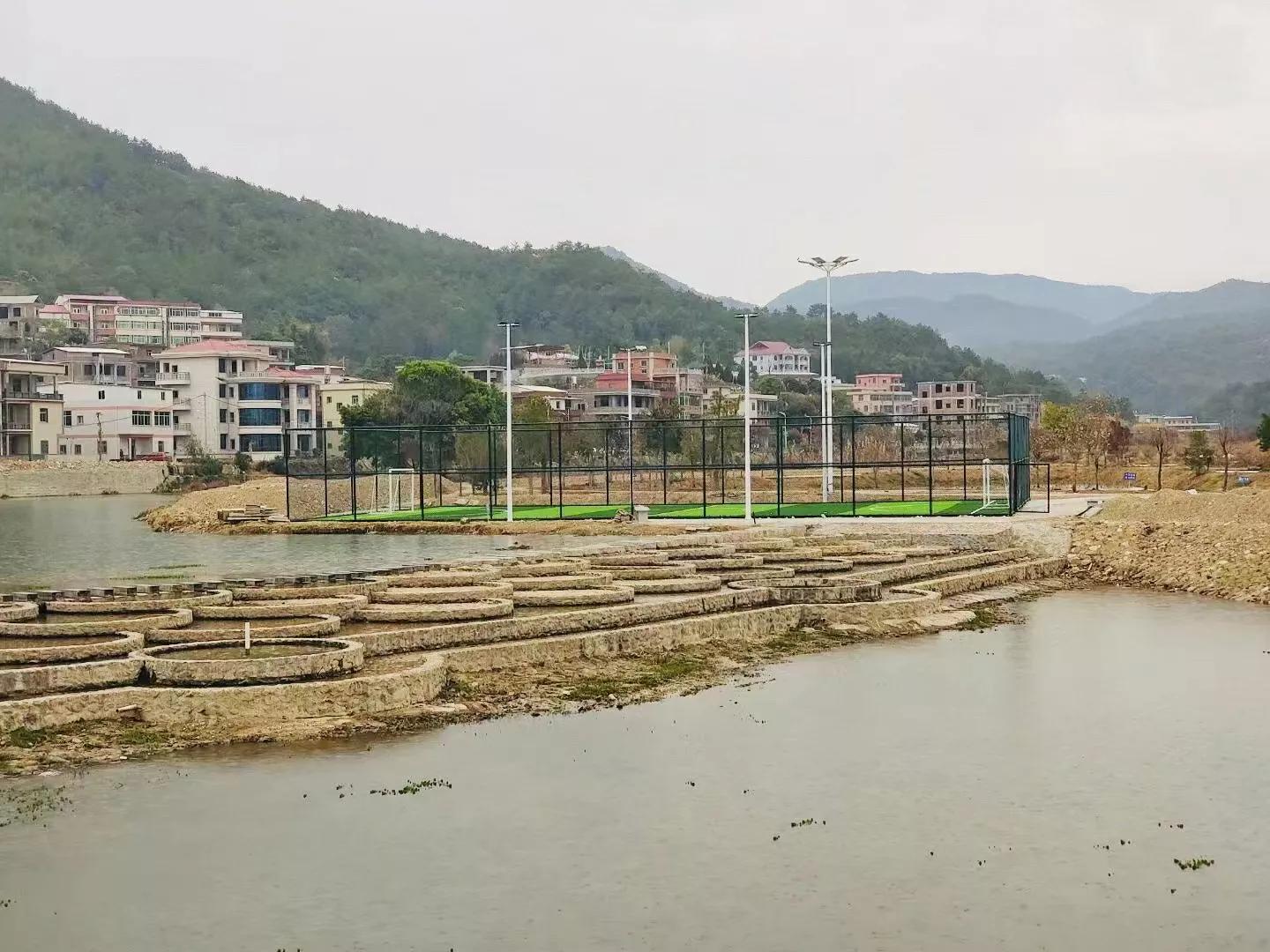 屏喧联趣友福，长长远远；镜静映心郎情，悠悠袅袅。