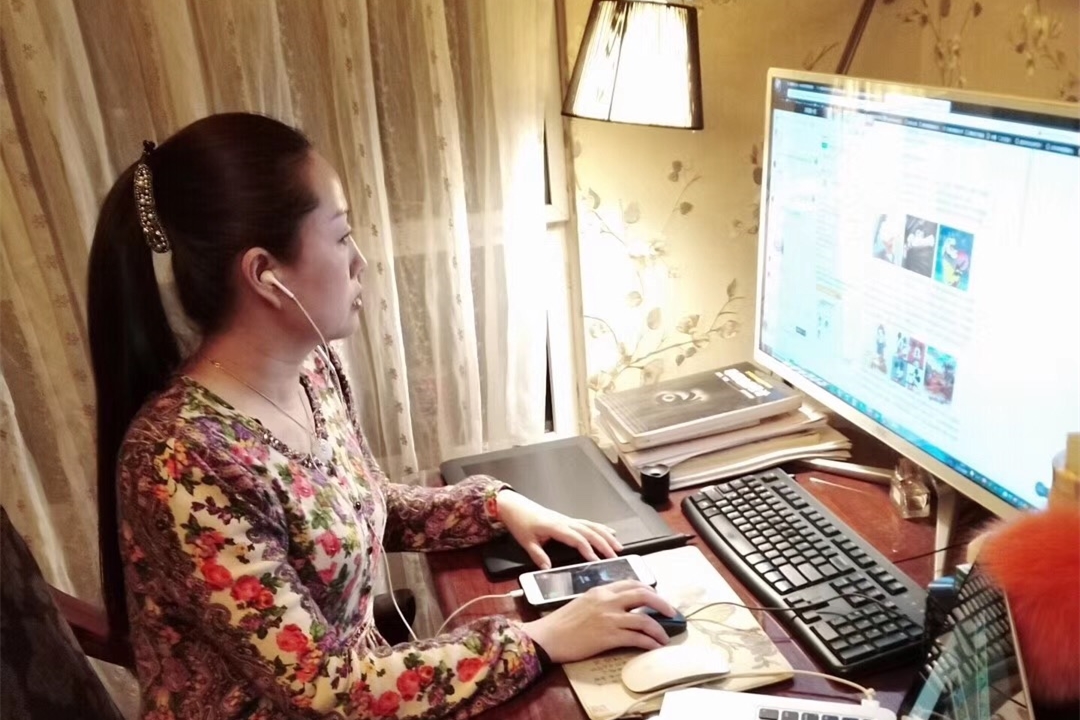 小区停车场值守员、生活日用品代购员、高校专业课教师，武汉商学院教师周宇角色切换，送爱进社区