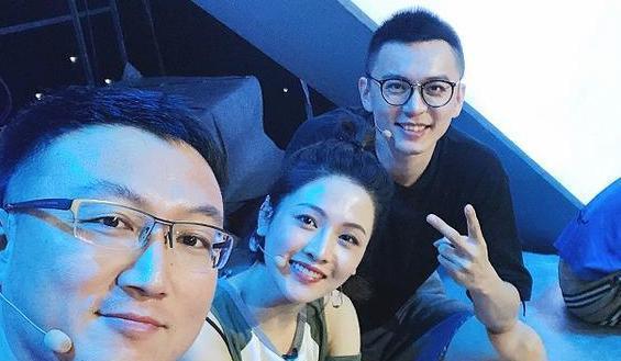 男篮世界杯节目女主播大火，被誉“浙传校花”，靠专访詹姆斯成名