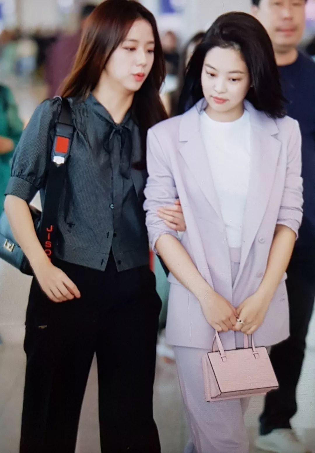 blackpink19年收藏盒团照,blackpink联名款包