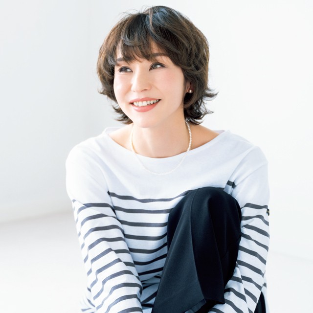 四十岁头发白发多什么发型好看,白发多的中年女性适合什么发型