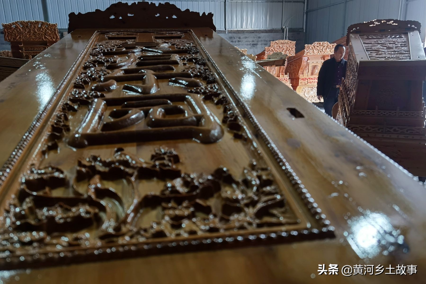 山西大哥做棺材视频,农村小伙做棺材