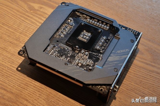 mini-ITX主板该怎么做成旗舰？来看看技嘉Z490IAORUSULTRA