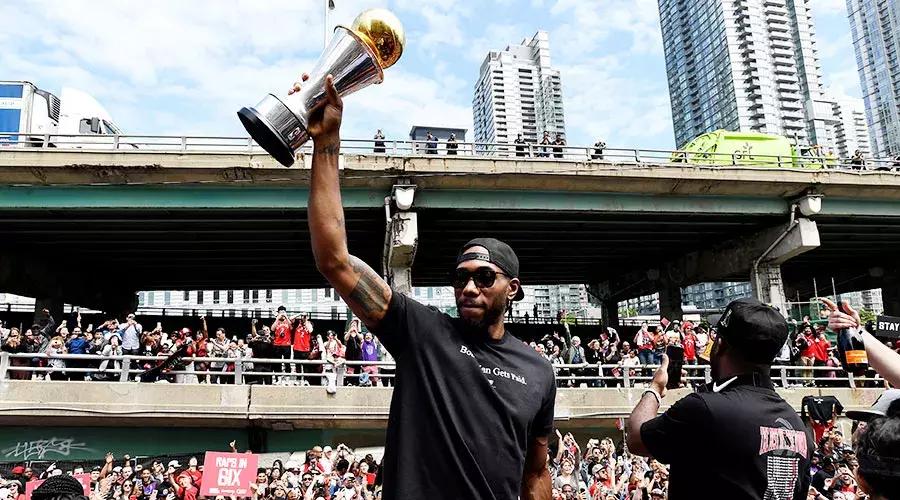 莱昂纳德加盟猛龙趣事 (杨毅谈莱昂纳德乔治对塔图姆)