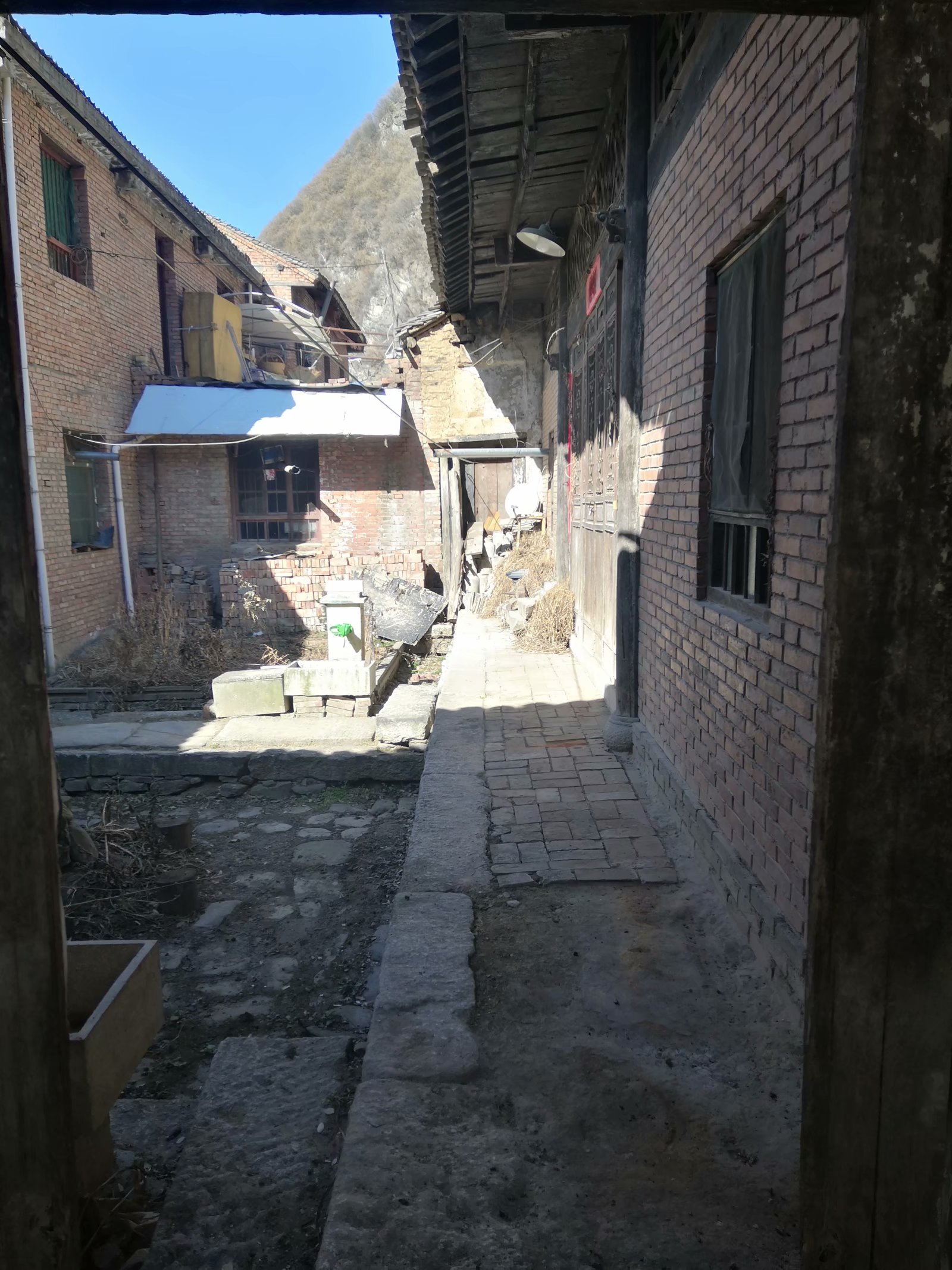 山里面可能捡到的名贵石头,山里哪种地方能捡到有价值的石头