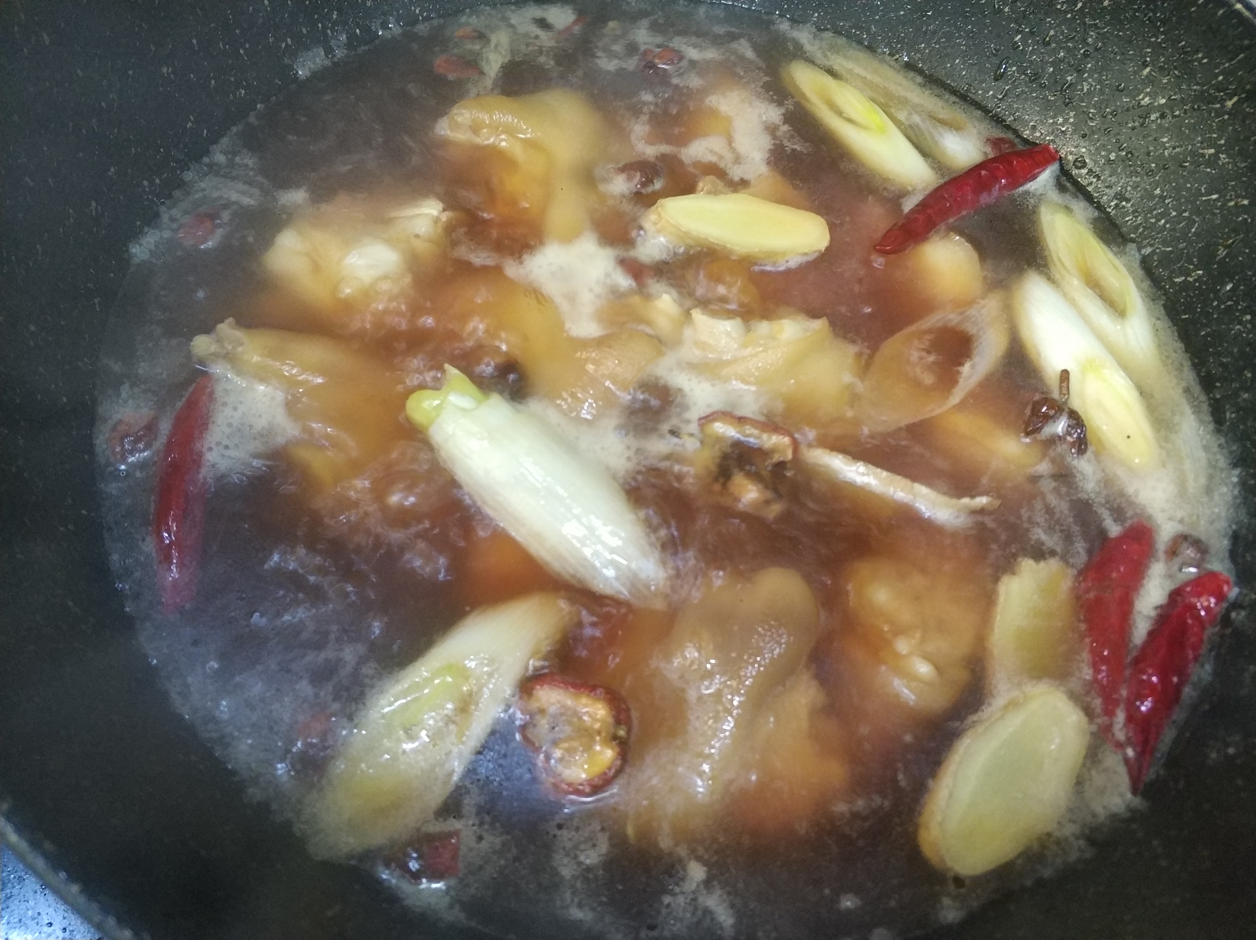 红烧猪蹄怎么颜色红亮,红烧猪蹄怎么做才软烂不腥臭