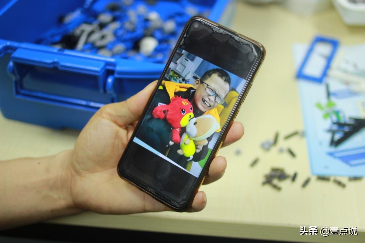 男孩患重病父母带着他四处求医,儿子胳膊上长了个大包