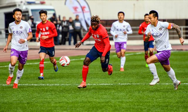 揭秘陕足“新狼王”奥斯卡：赛场上的铁血锋霸，生活中的侠骨柔肠