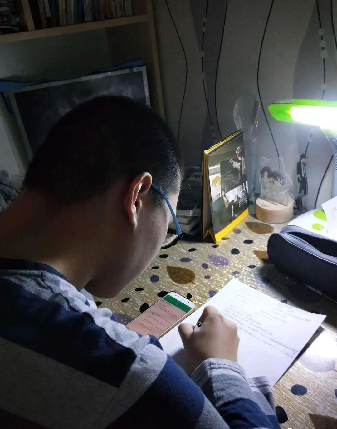 对于网课长期旷课学生的处理,网课旷课会被开除吗