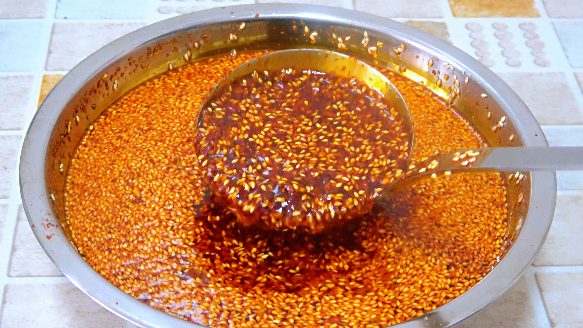 老师傅炼四川辣椒油又香又辣,开店四川凉拌菜辣椒油的制作方法