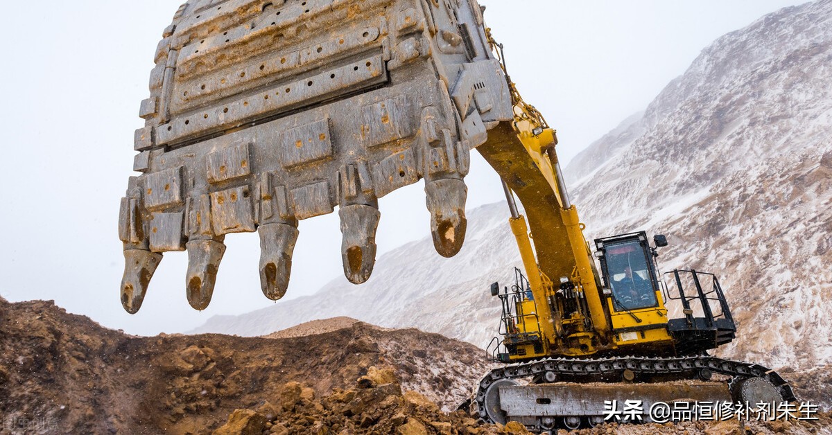 小型挖掘机液压油缸维修视频,挖掘机油缸修复的最好方法