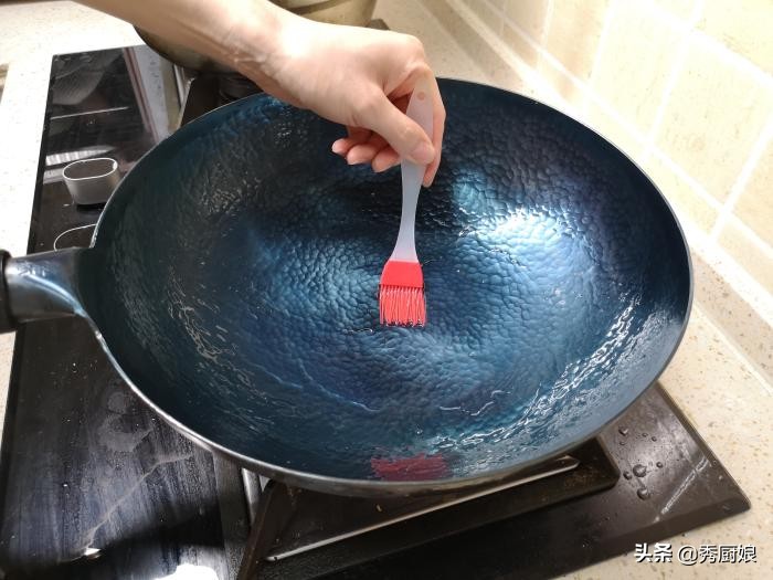 买的新锅不用猪油如何开锅,刚买的新锅怎么开锅用盐炒过