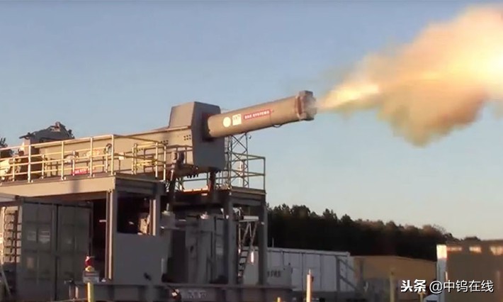 首艘装备电磁炮的军舰,电磁轨道炮和舰对舰导弹哪个厉害