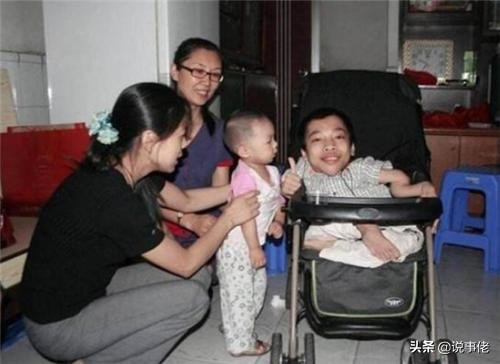 他身高不足1米，却身价上亿，娶1米7的秘书为妻，如今怎样