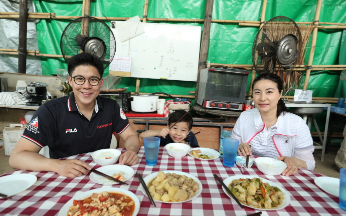 赵丽颖吃苹果vs杨幂吃米饭,赵丽颖明星吃东西视频