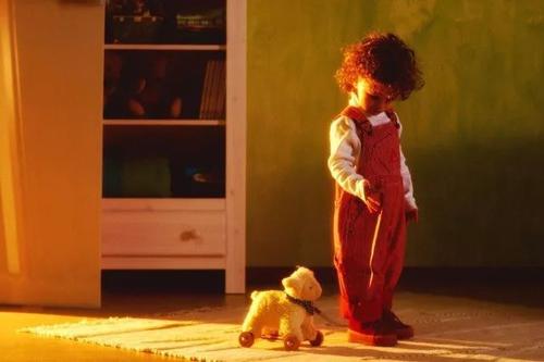 发现女儿在夹腿，妈妈的这些做法，可以正确引导孩子