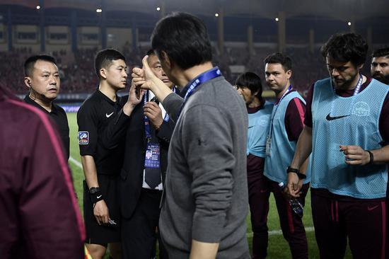 中超裁判4分钟2次判罚,中超业余裁判