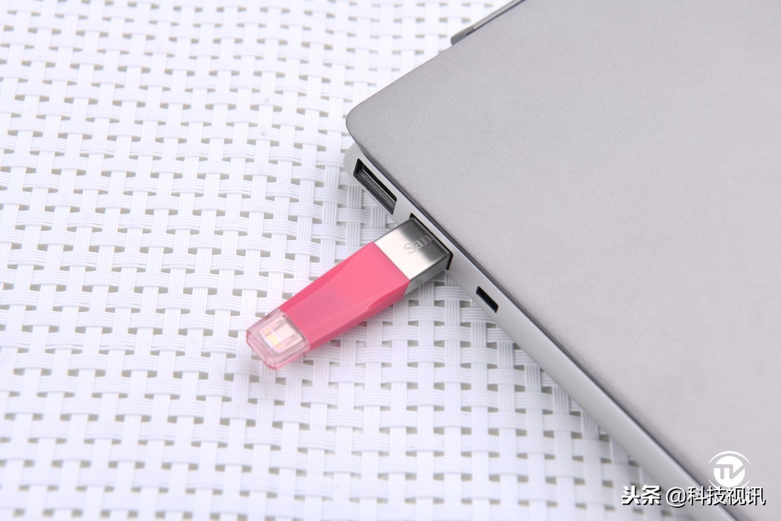 闪迪欢欣i享扩容版优盘评测,闪迪二合一闪存盘512测评