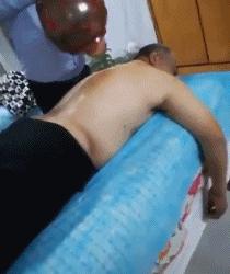 撞树、火疗、喝尿....谁是土法养生界的霸主？