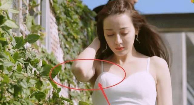 迪丽热巴整理头发,迪丽热巴毛发