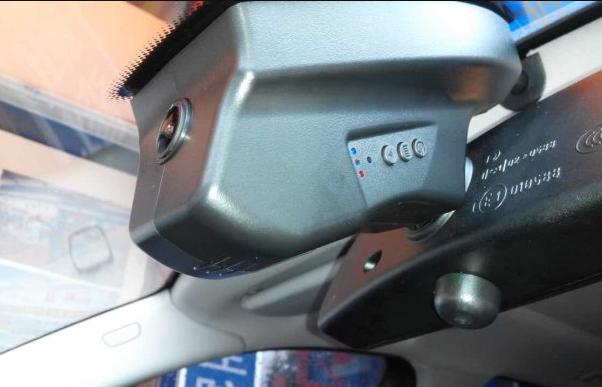 宝马追尾碰撞警告,宝马被追尾后有哪些损伤