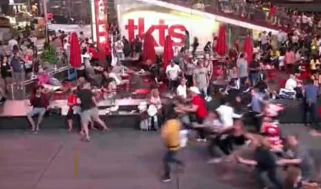 美民众草木皆兵：摩托车回火当枪声，时代广场数千人奔逃至少18伤