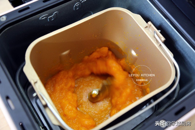 用筷子一卷的花卷,筷子压花卷做法