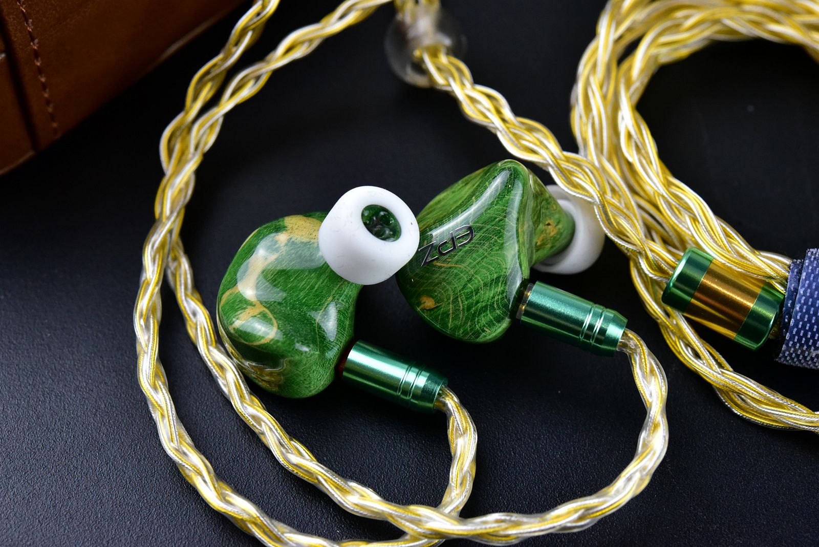 见识见识国产耳机诚意，5动铁声扬顶着堆料骂名平衡行业旗舰高价