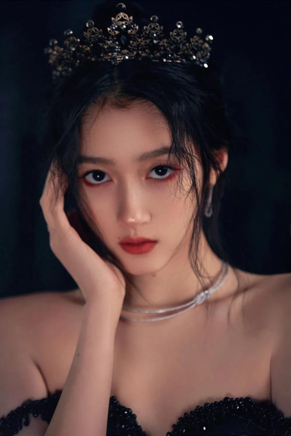 莫非仙女下凡?关晓彤暗黑古堡大片惹人心动