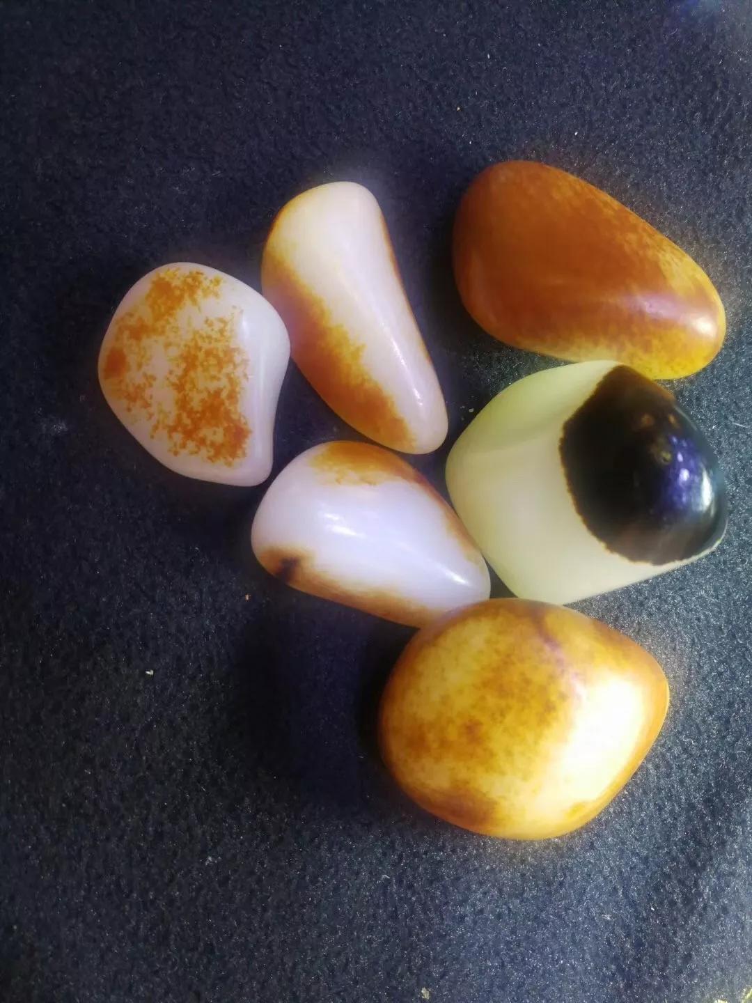 玉雕大师手里的黑青籽料,籽料皮色彰显玉雕灵气