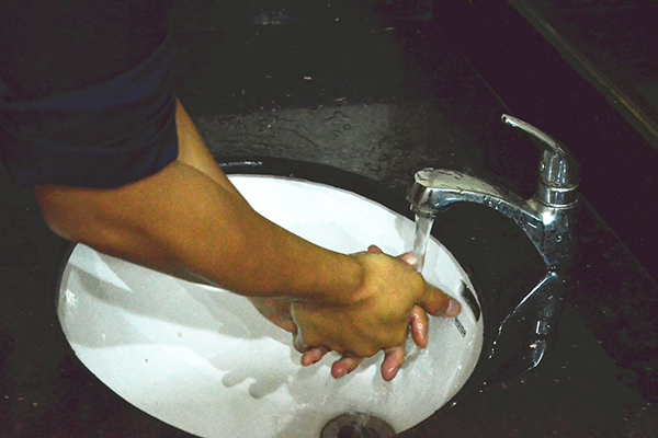 手上起的小水泡是汗疱疹还是湿疹,手上起小水泡很痒是湿疹还是过敏