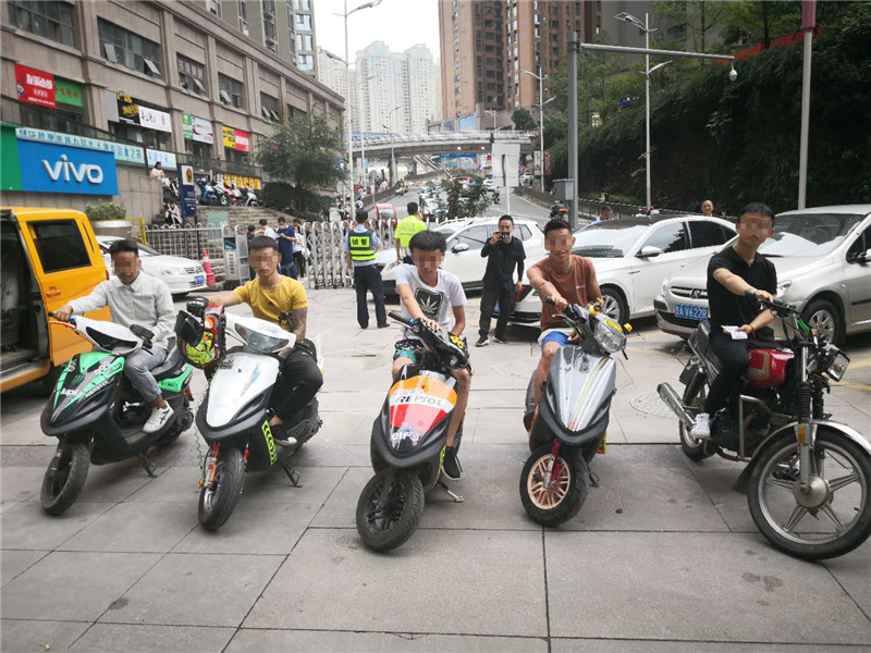 鬼火摩托车炸街民警精准打击,鬼火摩托炸街遇交警视频