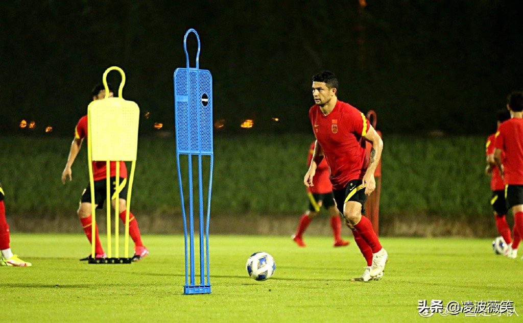 武磊洛国富拥抱,武磊赤膊