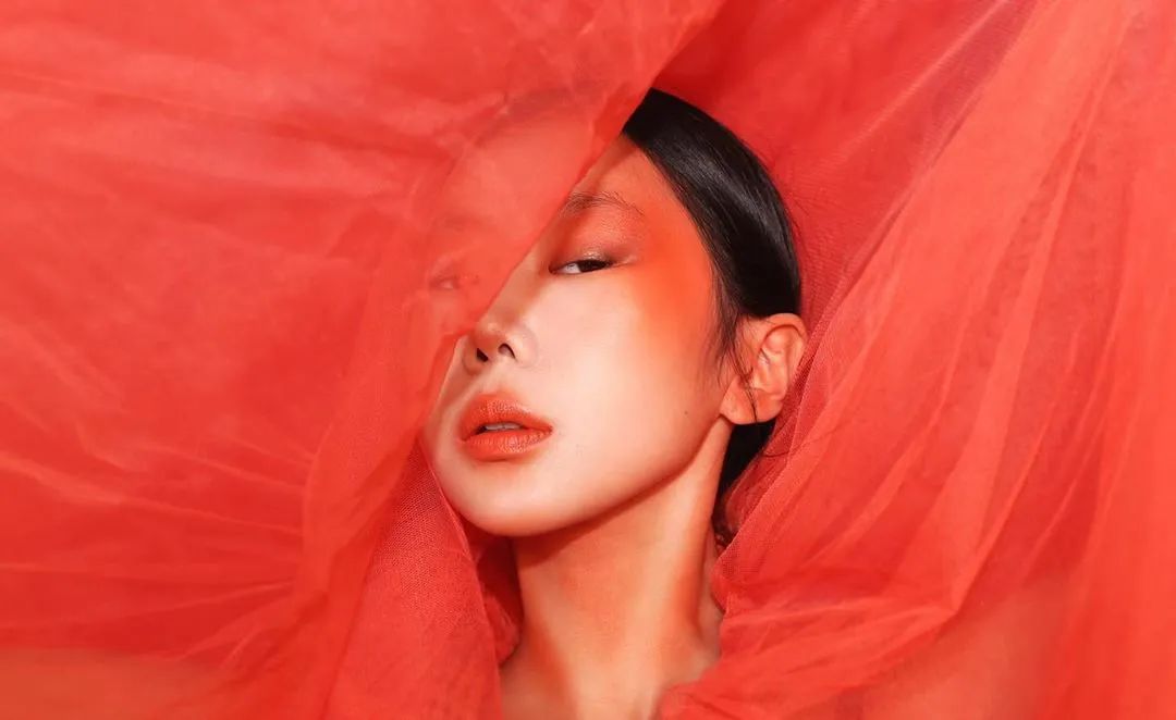 她在画画,神奇的视觉错觉画画