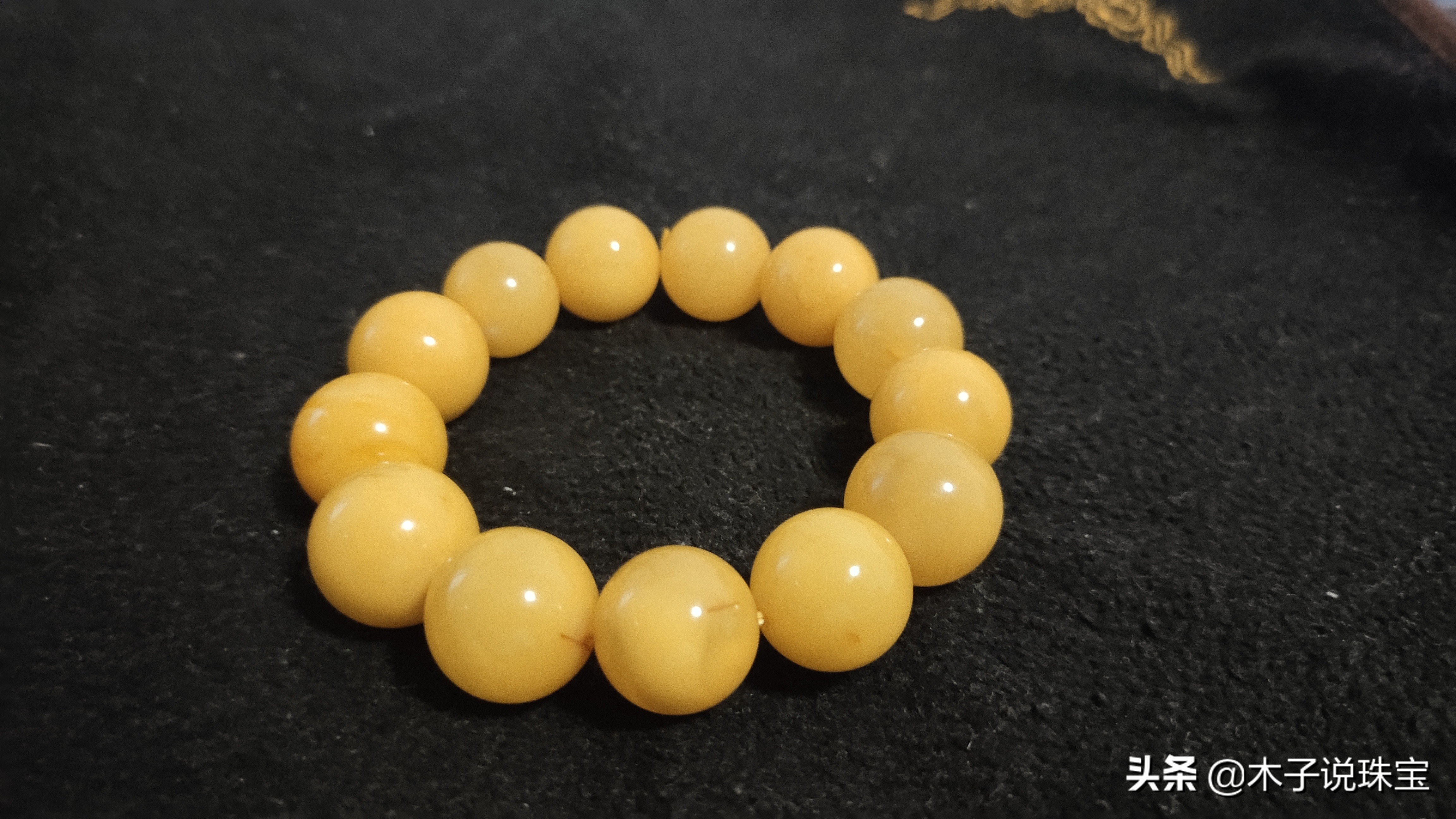 购买的蜜蜡手链被掺进去一颗假珠子,木子带你了解5种方法来区分