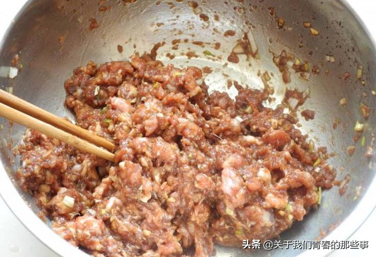 调肉饺子馅别加料酒！记住“盐水油”3步，咬一口满嘴油，香喷喷