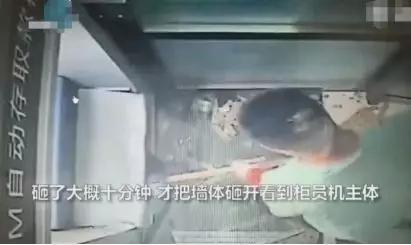 儿子违法被处罚父亲暴打警察后续,男子暴打母亲儿子当街暴打父亲