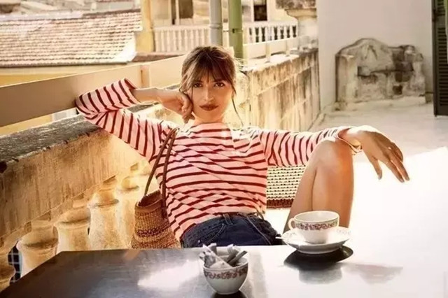 条纹穿搭还能更大胆吗,条纹的上衣搭什么好看