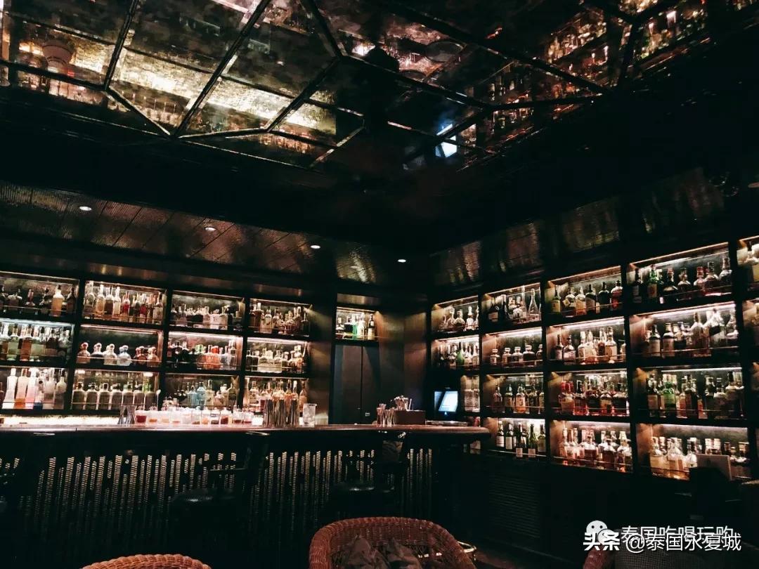 不愧是曼谷排名第一的酒吧!就连在门口排队等候都觉得幸福爆表