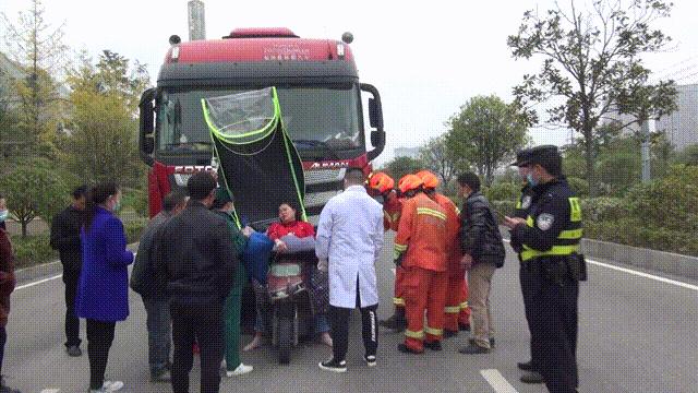 石头撞鸡蛋示意图,石头砸车车撞人后续