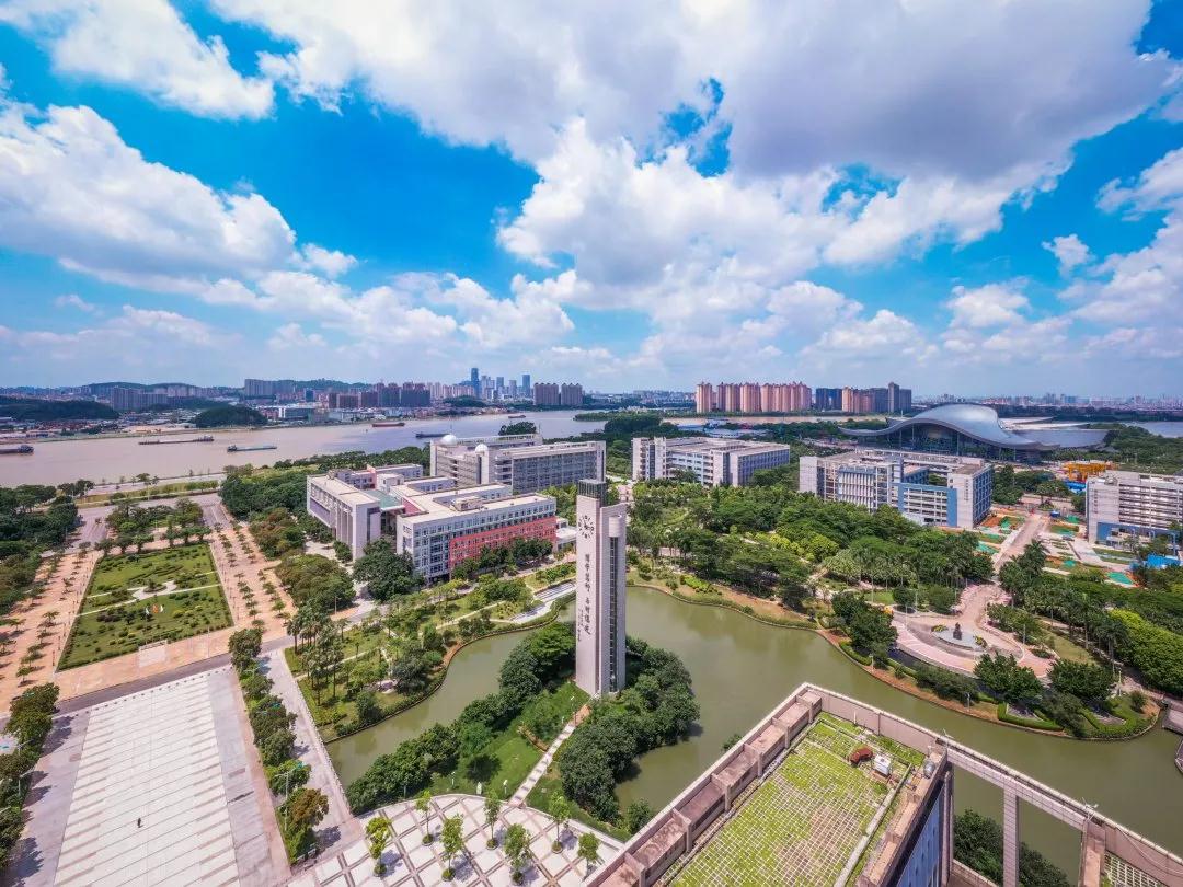 占地面积超过三千亩的大学校区,占地3000平方米学校