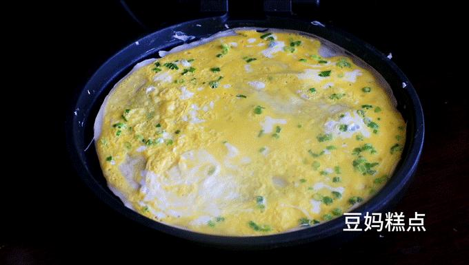 手不沾面大厨教你做早餐鸡蛋饼,手不沾面做葱花鸡蛋饼