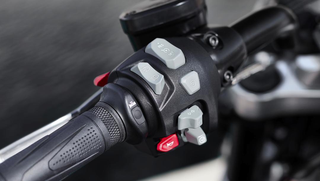 英国凯旋三缸大火箭落地价,凯旋摩托车2024最新款三缸rs