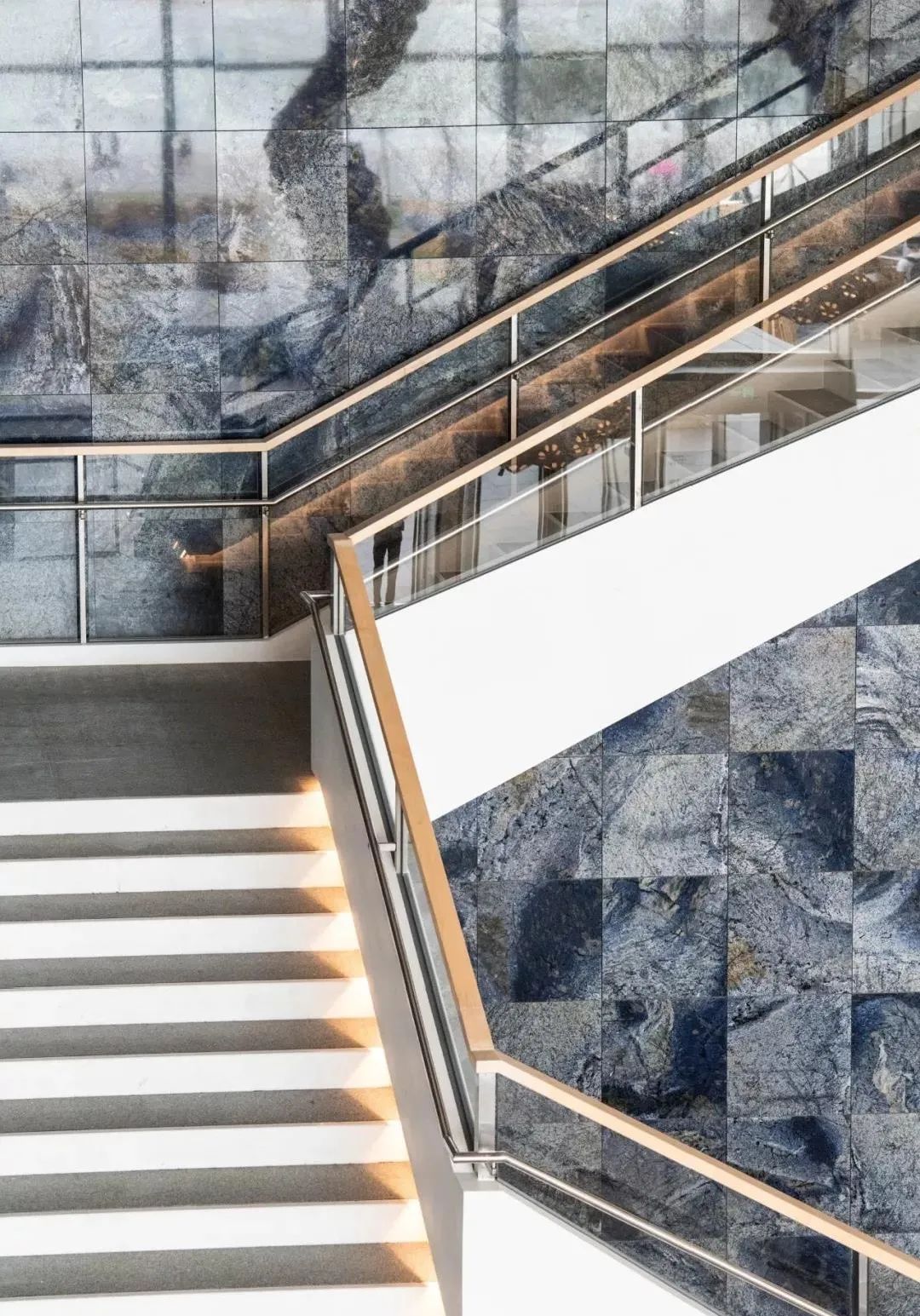 深圳灯光秀与武汉灯光秀,春光无限好深圳