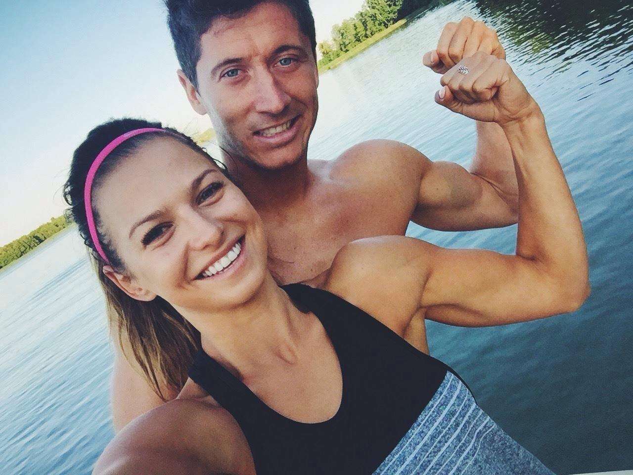 足坛球星太太人气金字塔排名:梅西、C罗女友遗憾2档,1档是天后