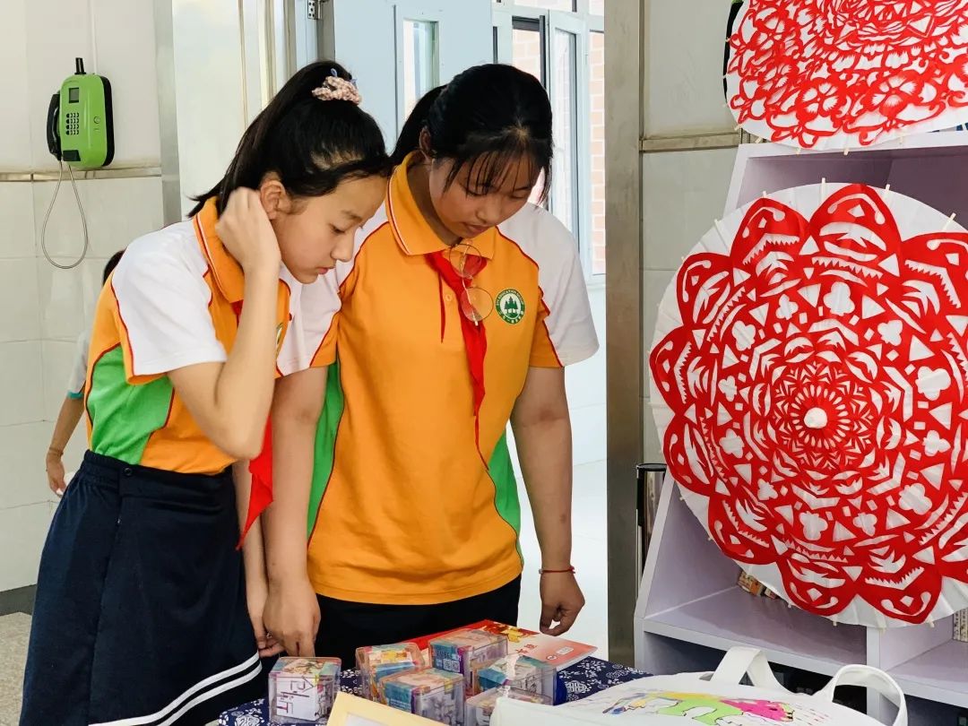 富含中国精神元素的校园文创产品,具有学校特色的文创产品