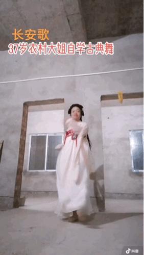 女子干完农活在田埂上跳古典舞,在家跳古典舞的女人