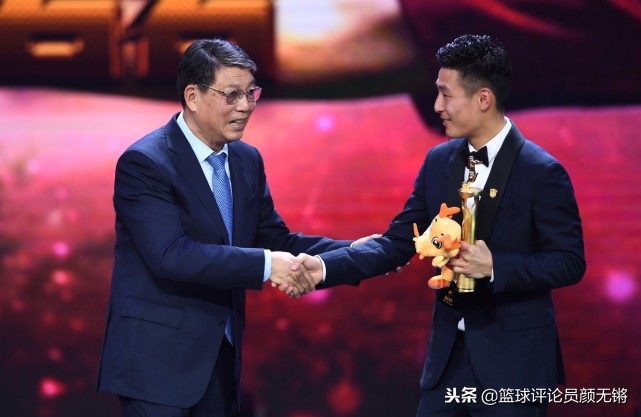中超颁奖典礼上徐根宝为武磊颁奖,徐根宝在中超盛典上的讲话